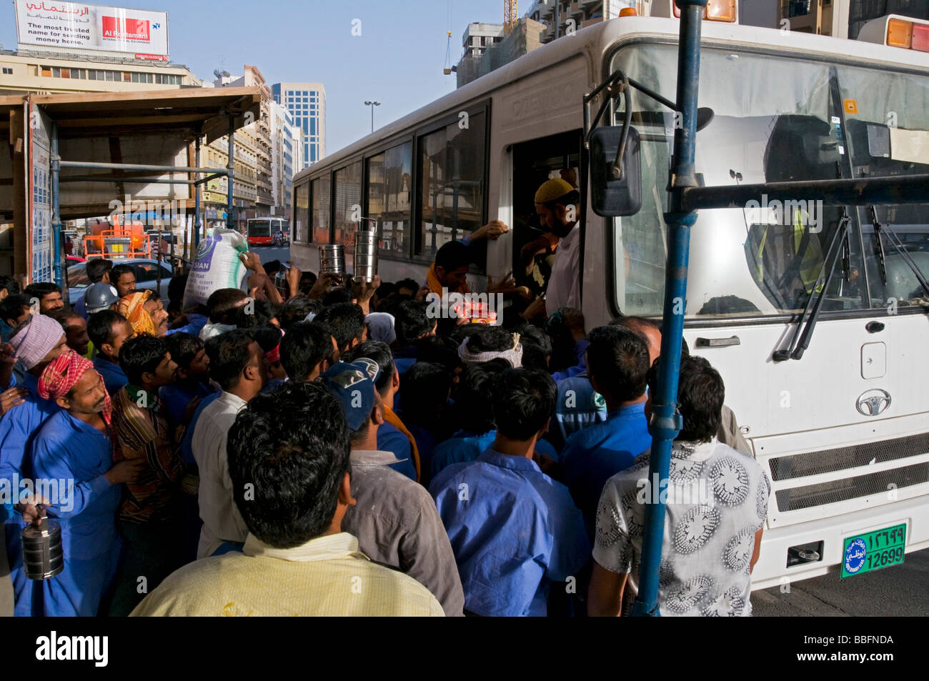Arbeitnehmer, die mit dem Bus Dubai Stockfoto