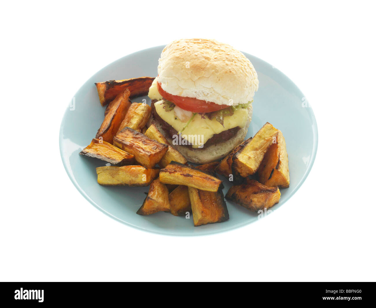 Hausgemachter Cheeseburger mit Sweet Potato Wedges Stockfoto