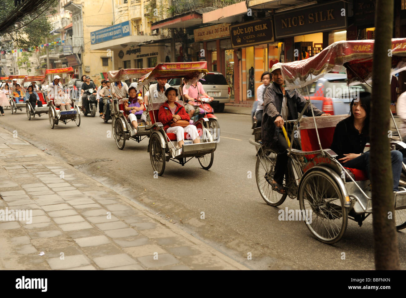 Linie der Stadt Tour Cyclo unter Touristen zu Altstadt, Hanoi, Vietnam zu sehen. Stockfoto