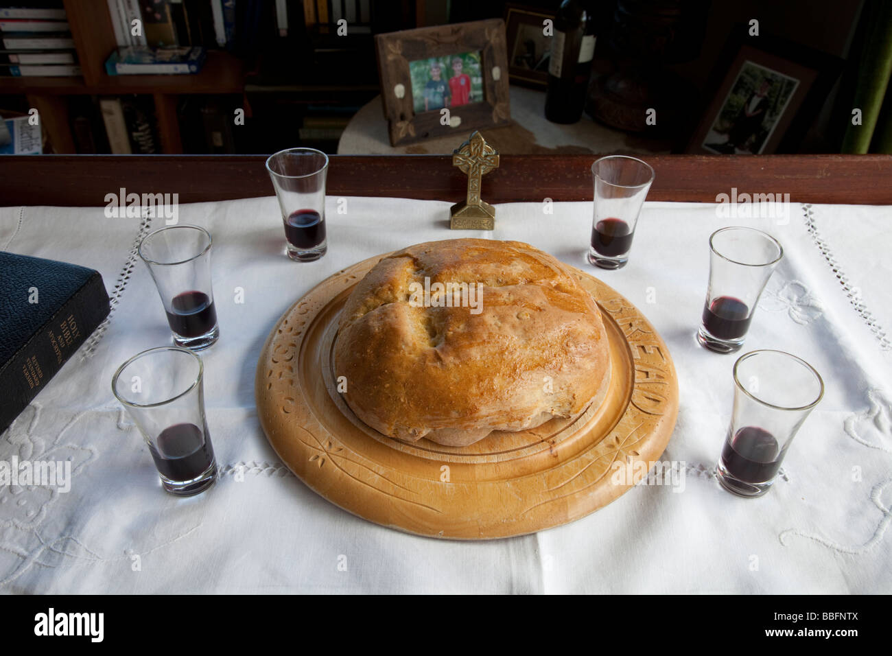 Tisch für Brot und Wein auf die Heilige Kommunion in Heimatgemeinde UK Stockfoto