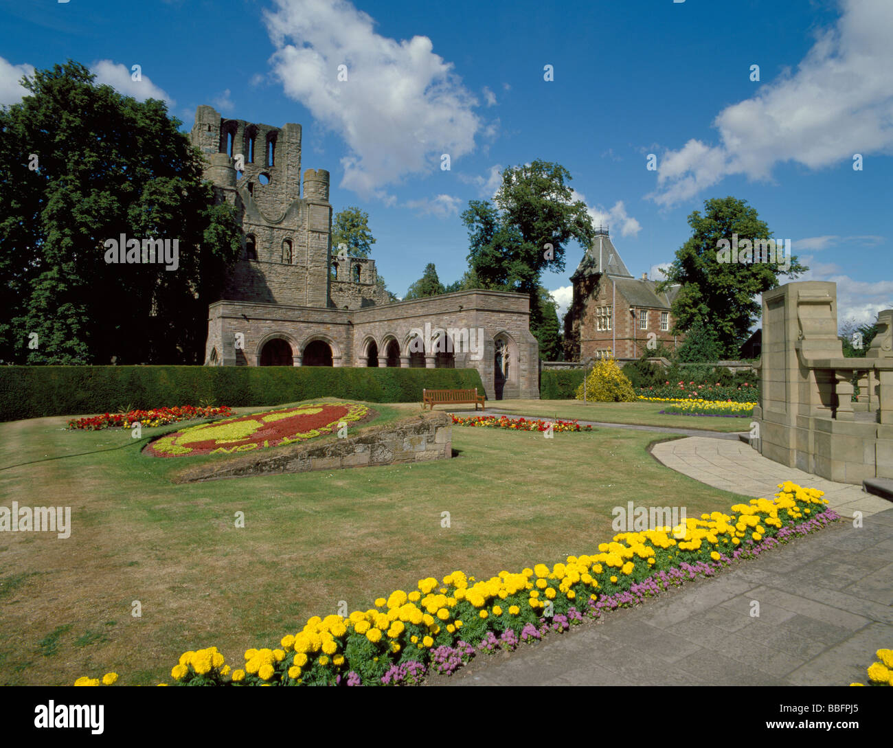 Gärten und Ruinen der Kelso Abbey, Kelso, Grenzen Region, Scotland, UK. Stockfoto