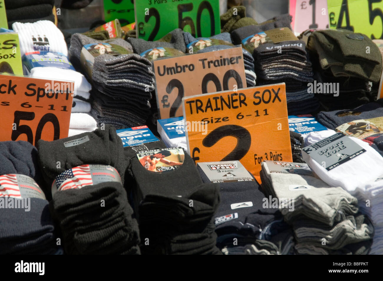 Socke Socken Fuß tragen Füße verloren verlieren einen Preisschild Markt stall billige Kleidung Stockfoto