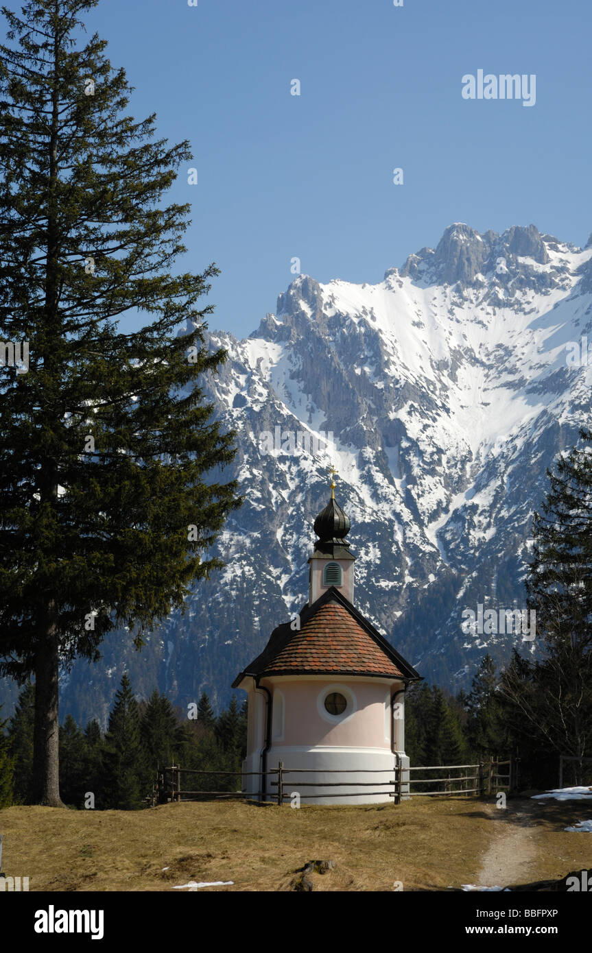 Typische Alpine Kapelle in der Nähe von Lautersee, Mittenwald, Bayern, Deutschland Stockfoto