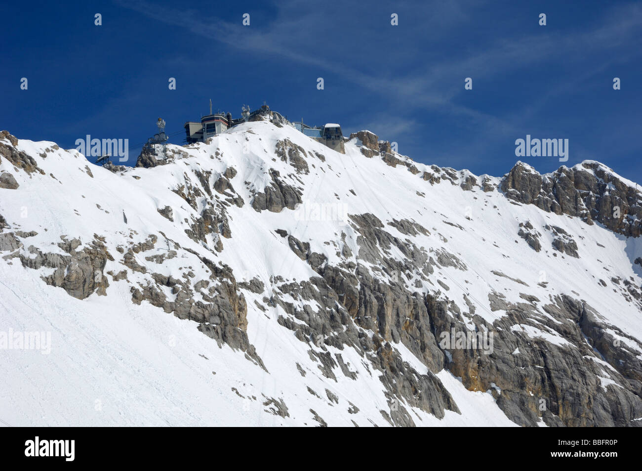 Blick auf Zugspitze Gipfel vom Skigebiet Deutschlands höchsten Berg, Bayern, Deutschland Stockfoto
