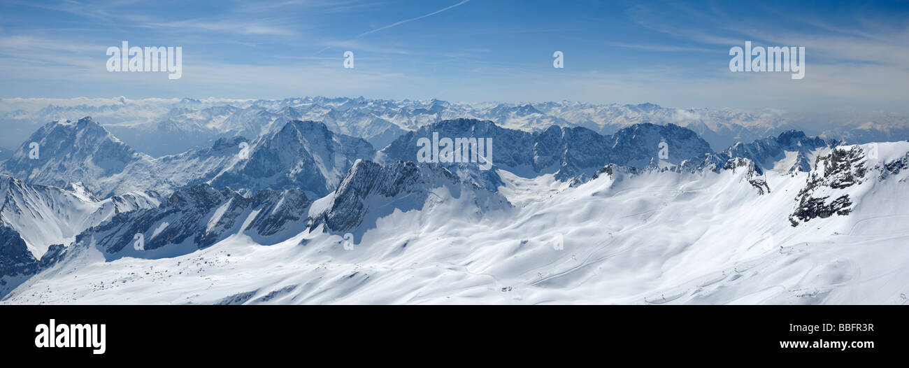 Blick auf die bayerischen und österreichischen Alpen von der Zugspitze, Deutschlands höchstem Berg, Bayern, Deutschland Stockfoto