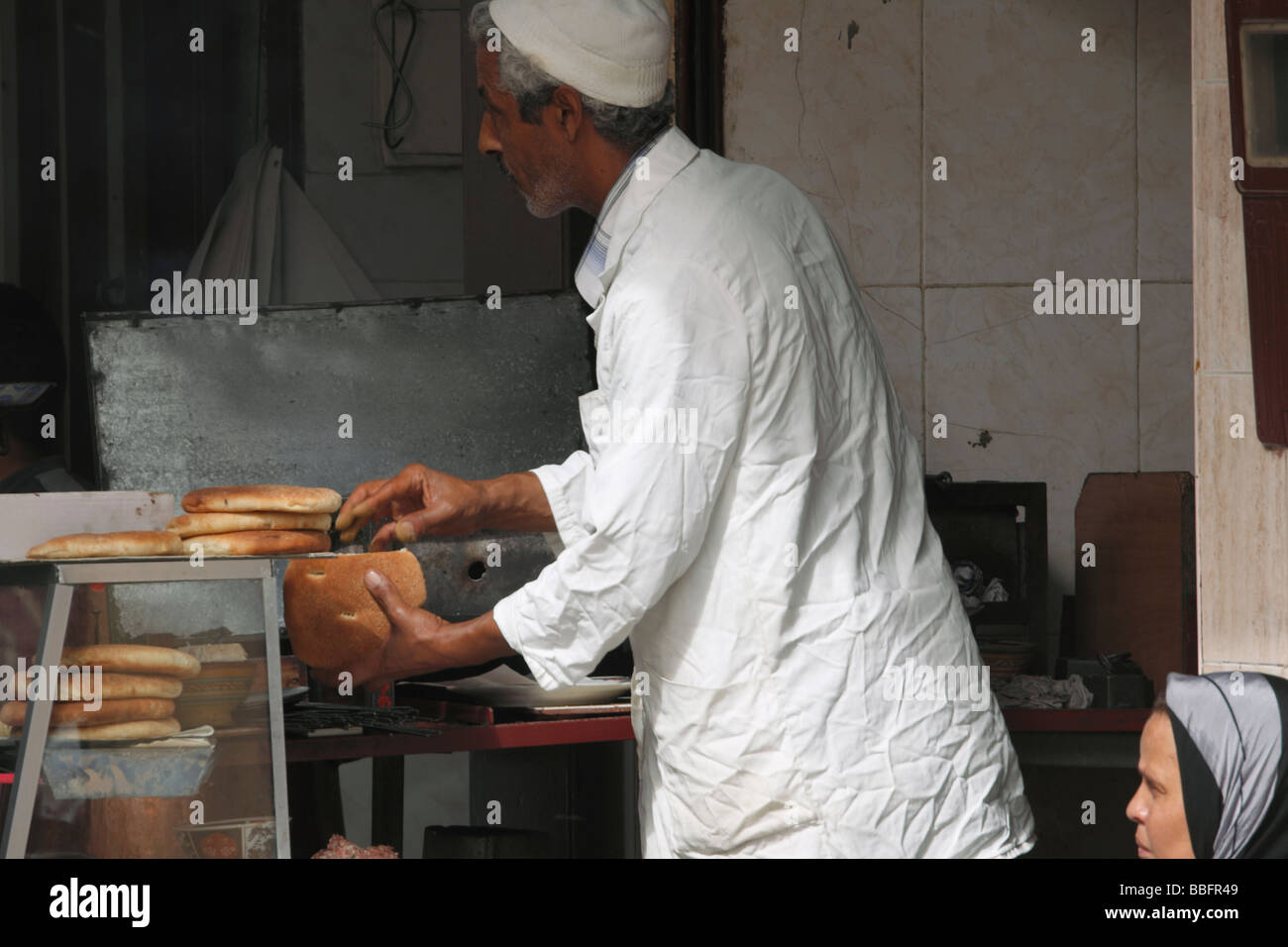 Afrika, Nordafrika, Marokko, Fes, Fes el Bali, alte Fes, Medina, Altstadt, Essen, Bäckerei, marokkanisches Brot backen Stockfoto