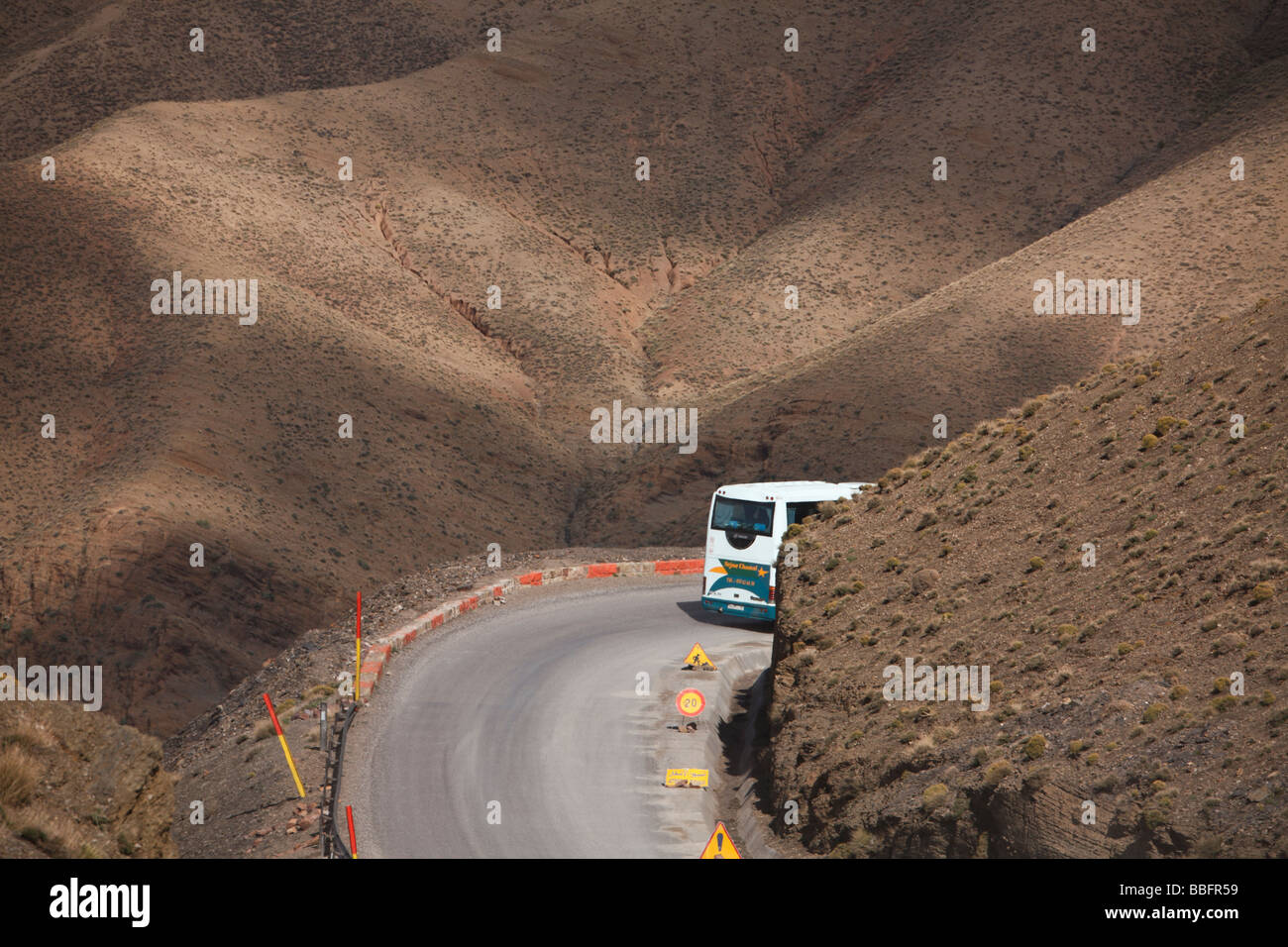 Afrika, Nordafrika, Marokko, Atlas Gebirge, Autobahn, Tizi n Tichka Pass, Tour-Bus Stockfoto