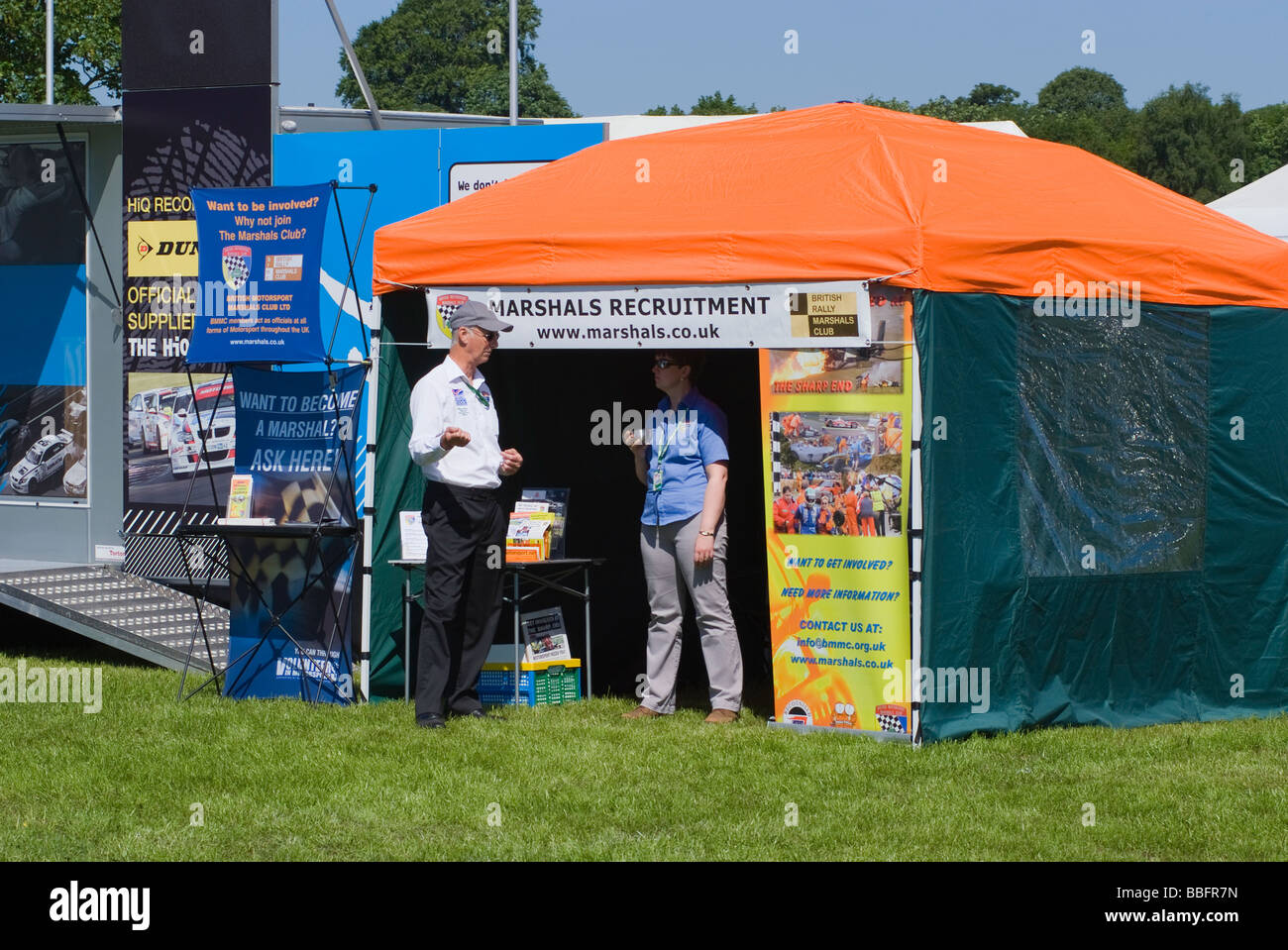 Motorsport Marschall Rekrutierung kleine Festzelt an Oulton Park Motor Racing Circuit Cheshire England Stockfoto