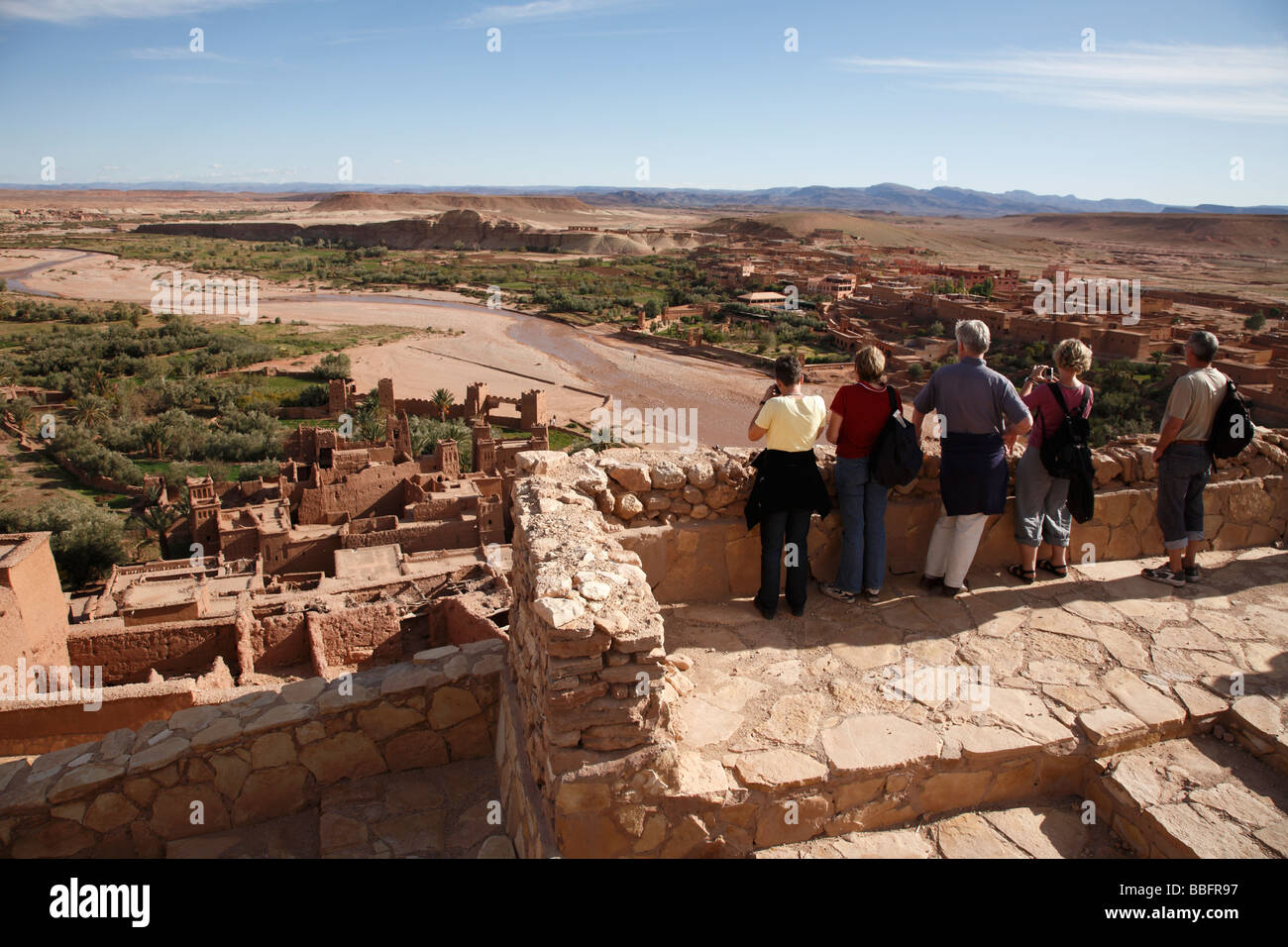 Afrika, Nord, Afrika, Marokko, Atlas-Region, Ouarzazate, Ait Benhaddou, Kasbah, Gruppe Sightseeing Stockfoto