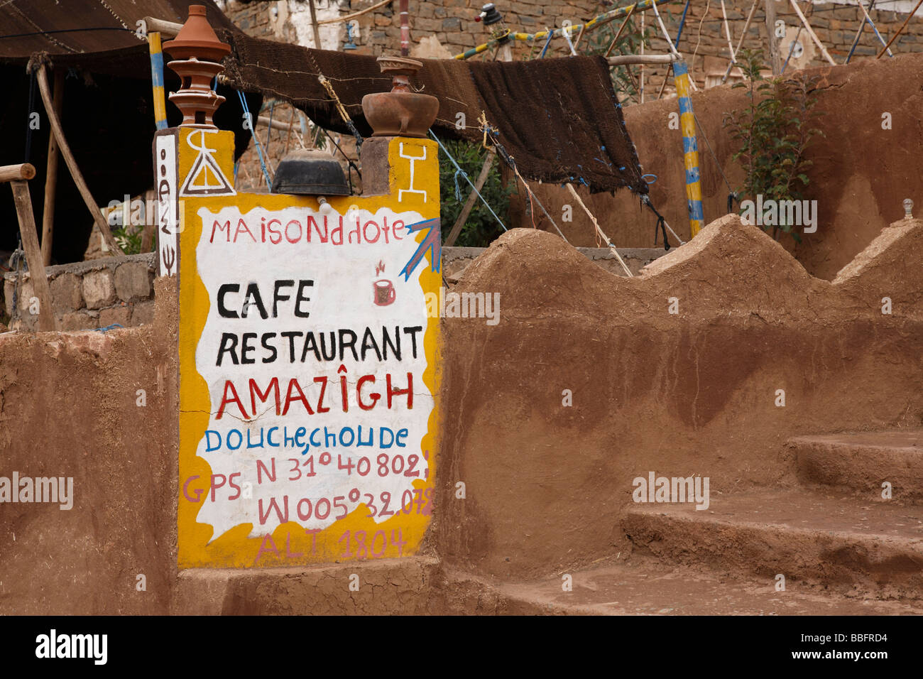 Afrika, Nordafrika, Marokko, Atlas Region, Todra Schlucht, Tamtatouchte Dorf, Café Zeichen Stockfoto