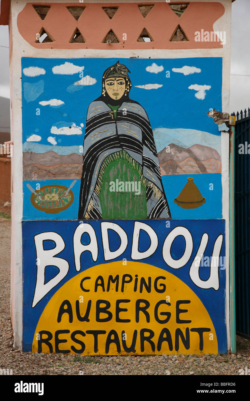 Afrika, Nordafrika, Marokko, Atlas-Region, Todra Schlucht, Tamtatouchte Village, Camping und Hotel Schild Stockfoto