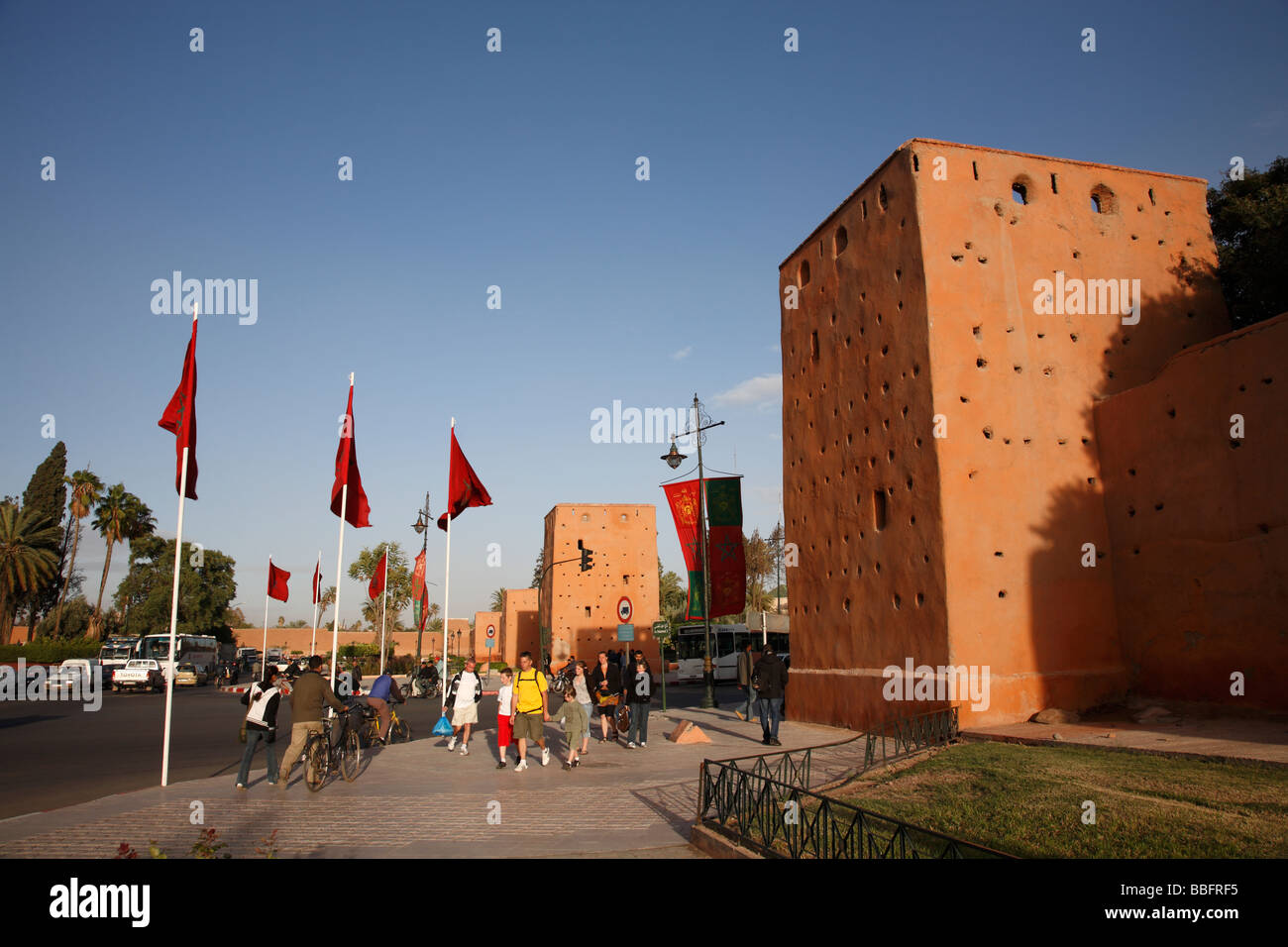 Afrika, Nordafrika, Marokko, Marrakesch, Avenue Mohammed V, Stadtmauer, alte Mauer, marokkanische Fahnen Stockfoto