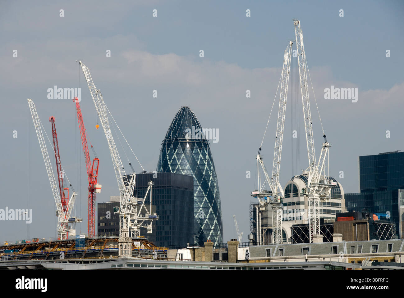 Stadt von London Baukräne und Gebäude, darunter die Gurke, Swiss Re Gebäude, 30 St Mary Axe, London, England, UK Stockfoto