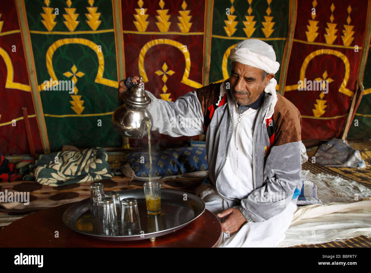 Afrika, Nordafrika, Marokko, Meknes, dekoriert Berber Zelt, Mann Tee gießen Stockfoto