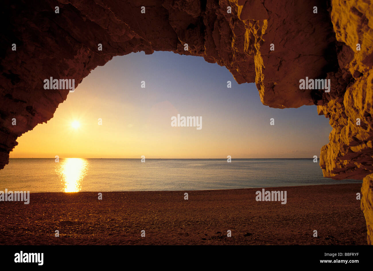 Höhle am Strand bei Sonnenaufgang, Gargano, Italien, Europa Stockfoto