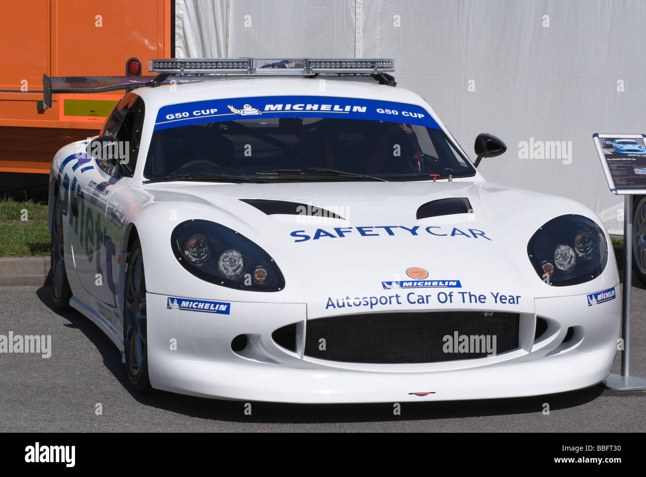 Ginetta G50-Safety-Car im Fahrerlager am Oulton Park Motor Racing Circuit Cheshire England Vereinigtes Königreich UK Stockfoto