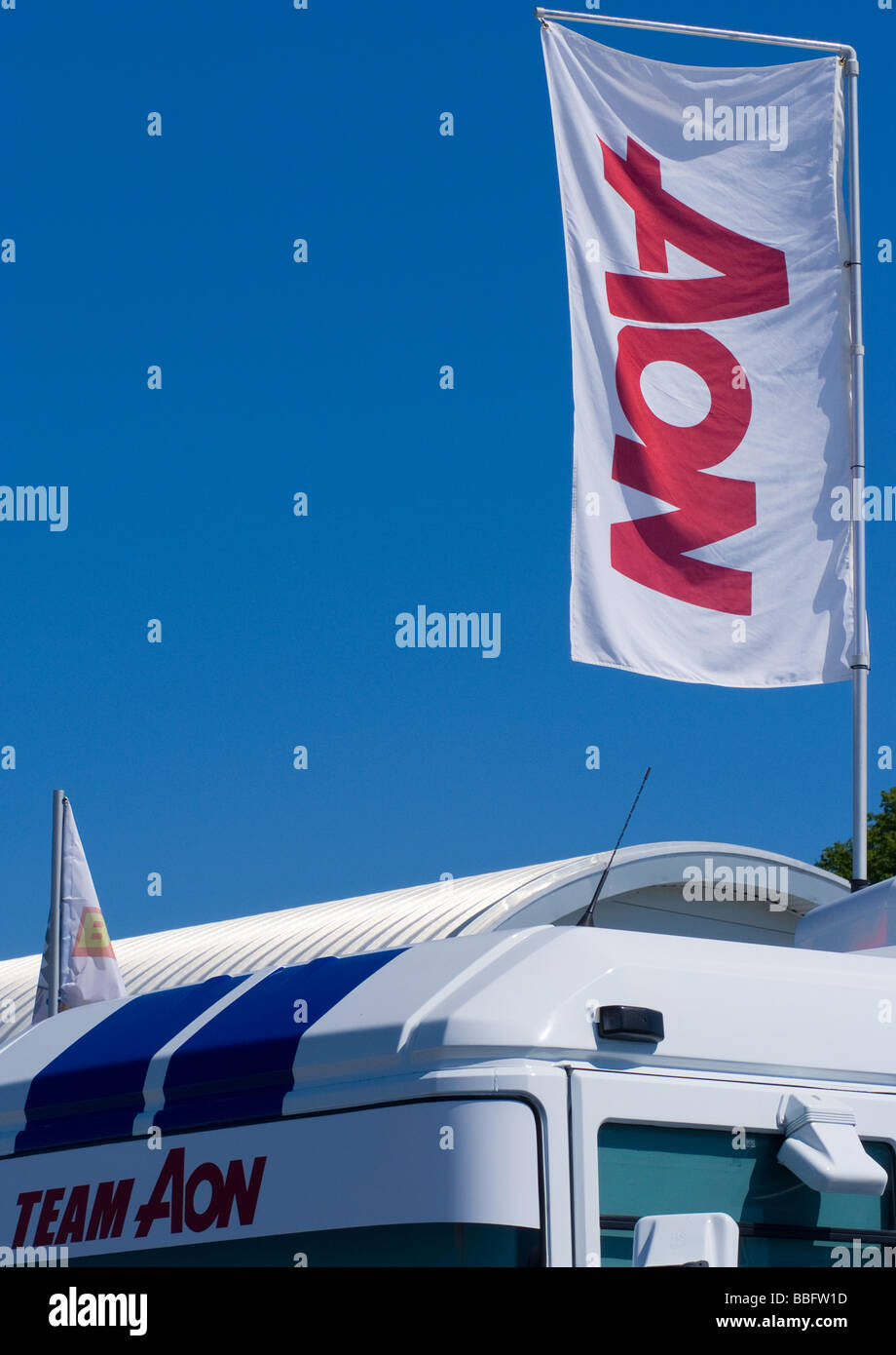 Aon Versicherung Werbung Flagge am Oulton Park Rennstrecke bei British Touring Car Championship Cheshire England UK Stockfoto