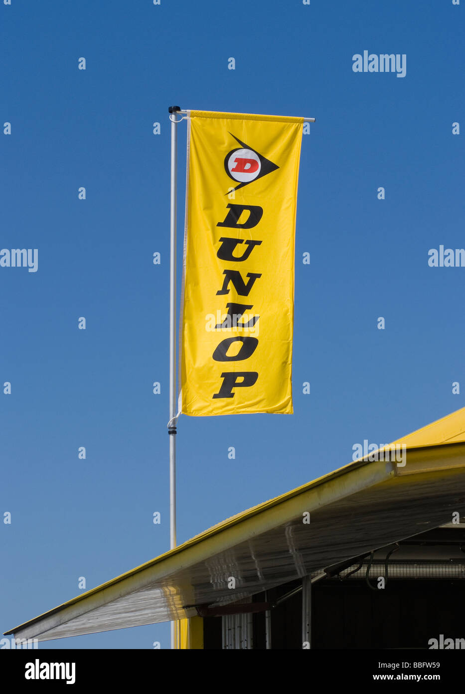 Dunlop-Reifen Werbung Flagge am Oulton Park Rennstrecke bei British Touring Car Championship Cheshire England UK Stockfoto