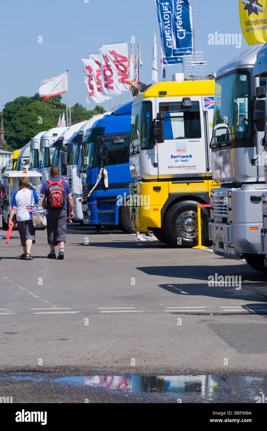 Autotransporter in Zeile im Fahrerlager am Oulton Park Motor Racing Circuit Cheshire England bei British Touring Car Meeting geparkt Stockfoto