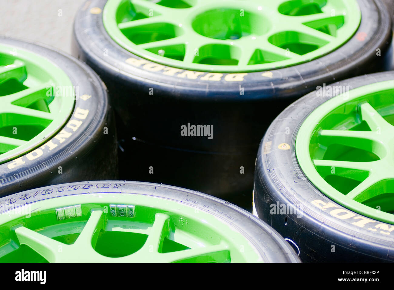 Satz von Lime grün Räder mit Slick-Rennreifen im Fahrerlager am Oulton Park Motor Racing Circuit Cheshire England Stockfoto