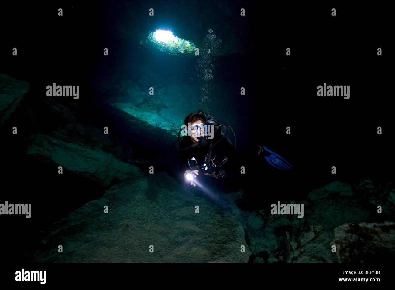Taucher in Höhle. Stockfoto