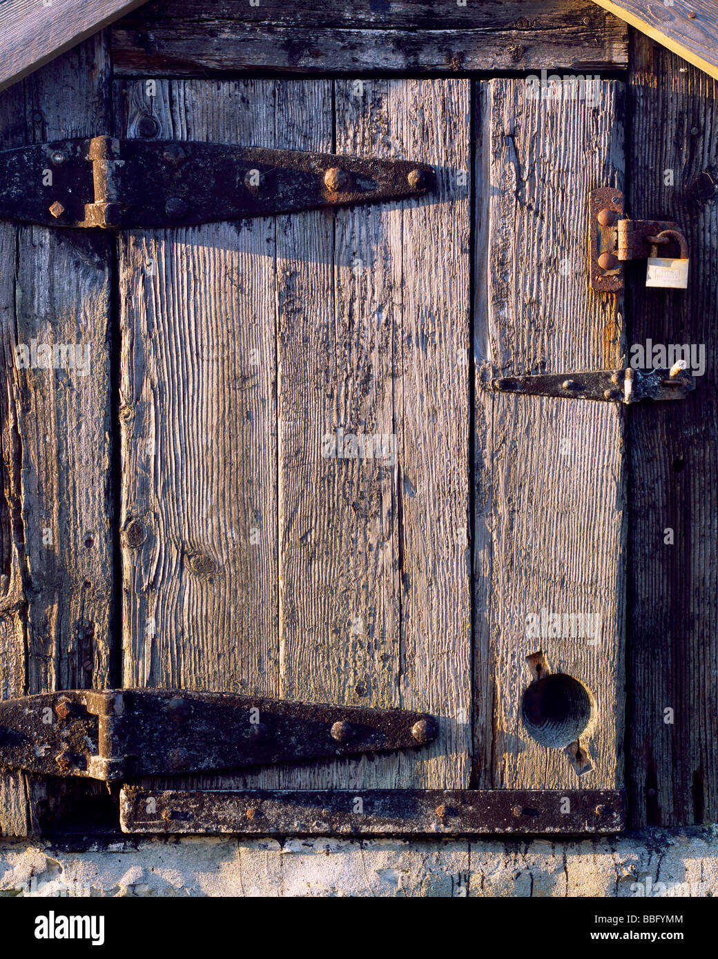 Eine wettergewitterten Tür eines Bootshauses in Kimmeridge Bay an der Dorset Coast, England. Stockfoto