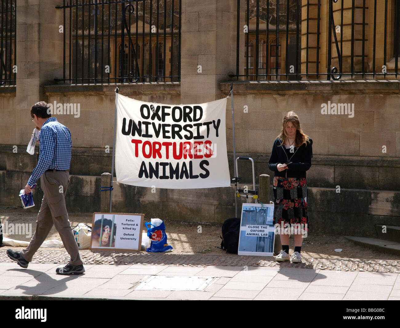 Tierrechte Demonstrant Kampagnen außerhalb des Clarendon Gebäudes stören die Präzession der Graduierung an der Universität Oxford. Stockfoto