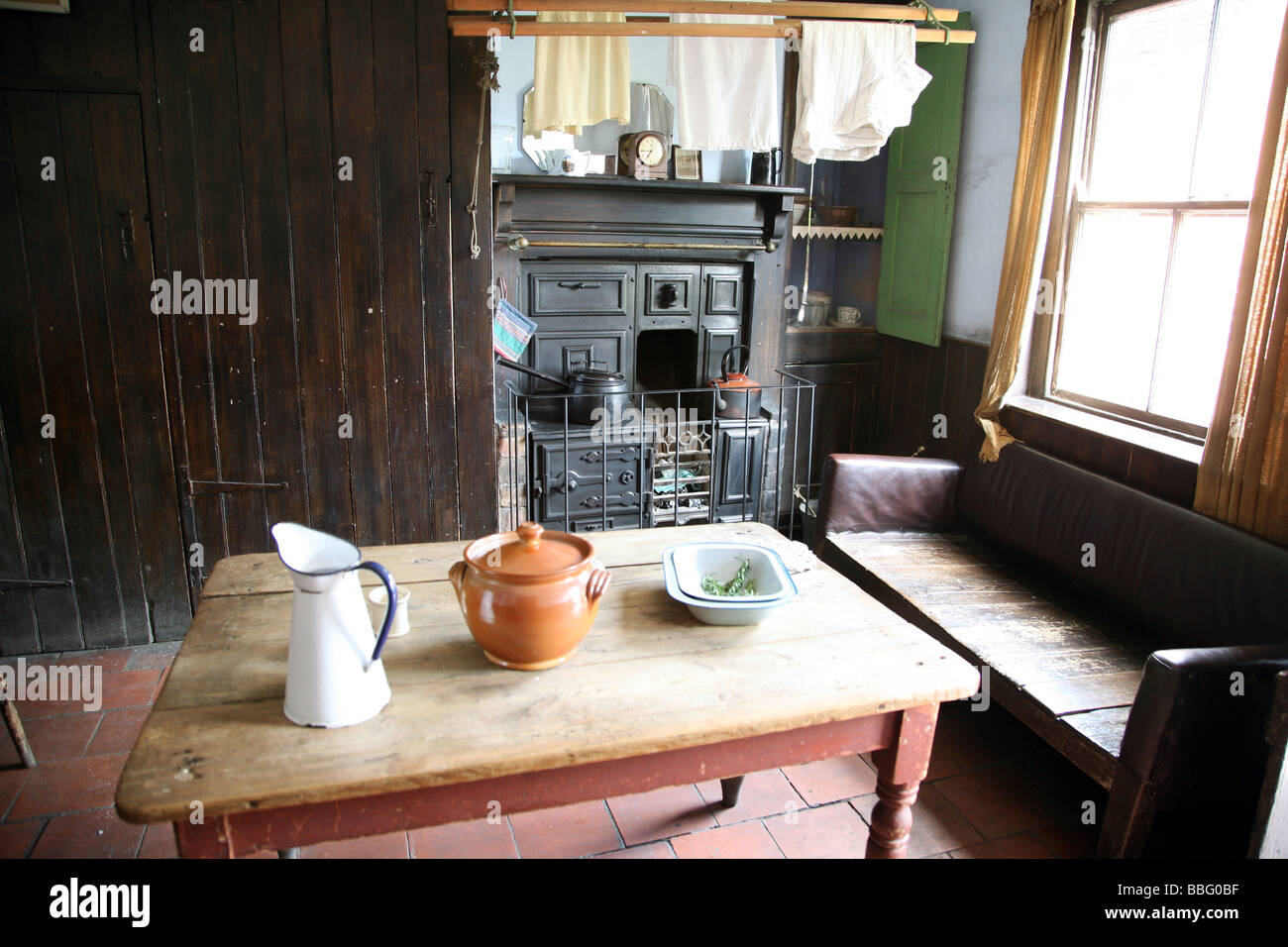 Anfang des 20. Jahrhunderts Hütte innen neu im Black Country Living Museum in W Midlands Stockfoto