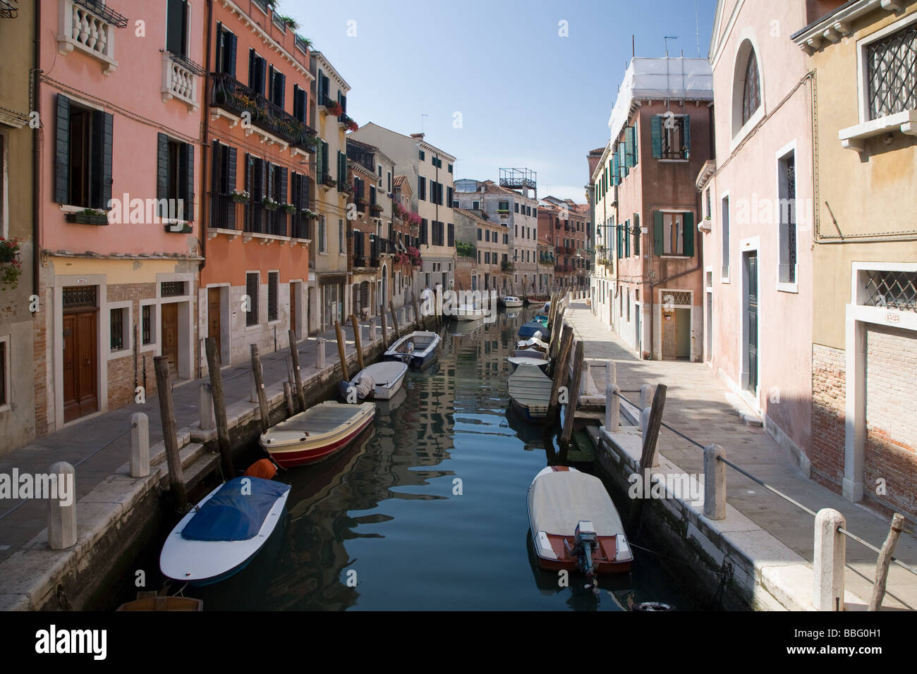 Festgemachten Boote auf einem Kanal in Venedig Stockfoto