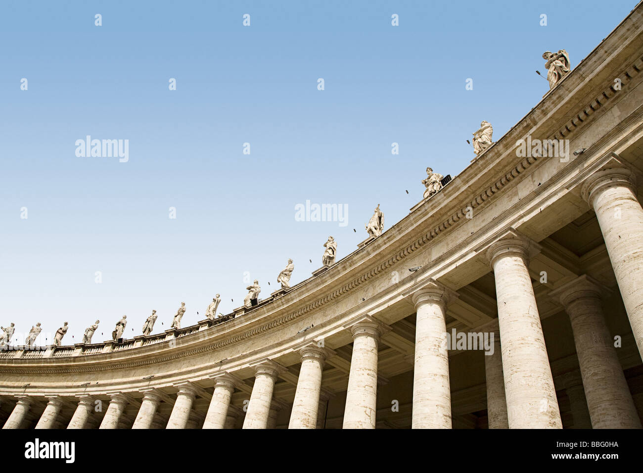 Niedrigen Winkel Ansicht von Statuen in St. Peters Platz Stockfoto