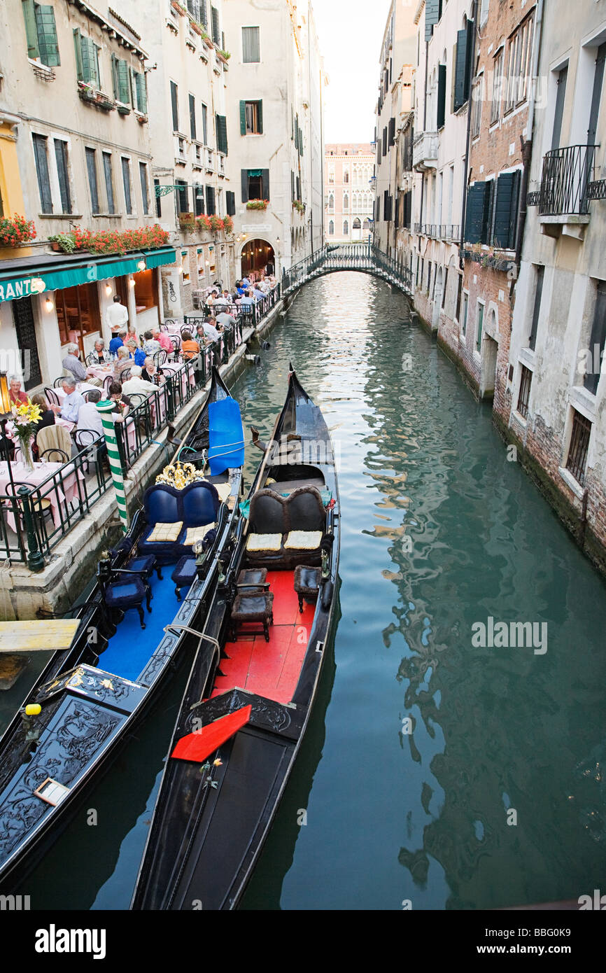 Ein Restaurant und Gondeln an einem Kanal in Venedig Stockfoto