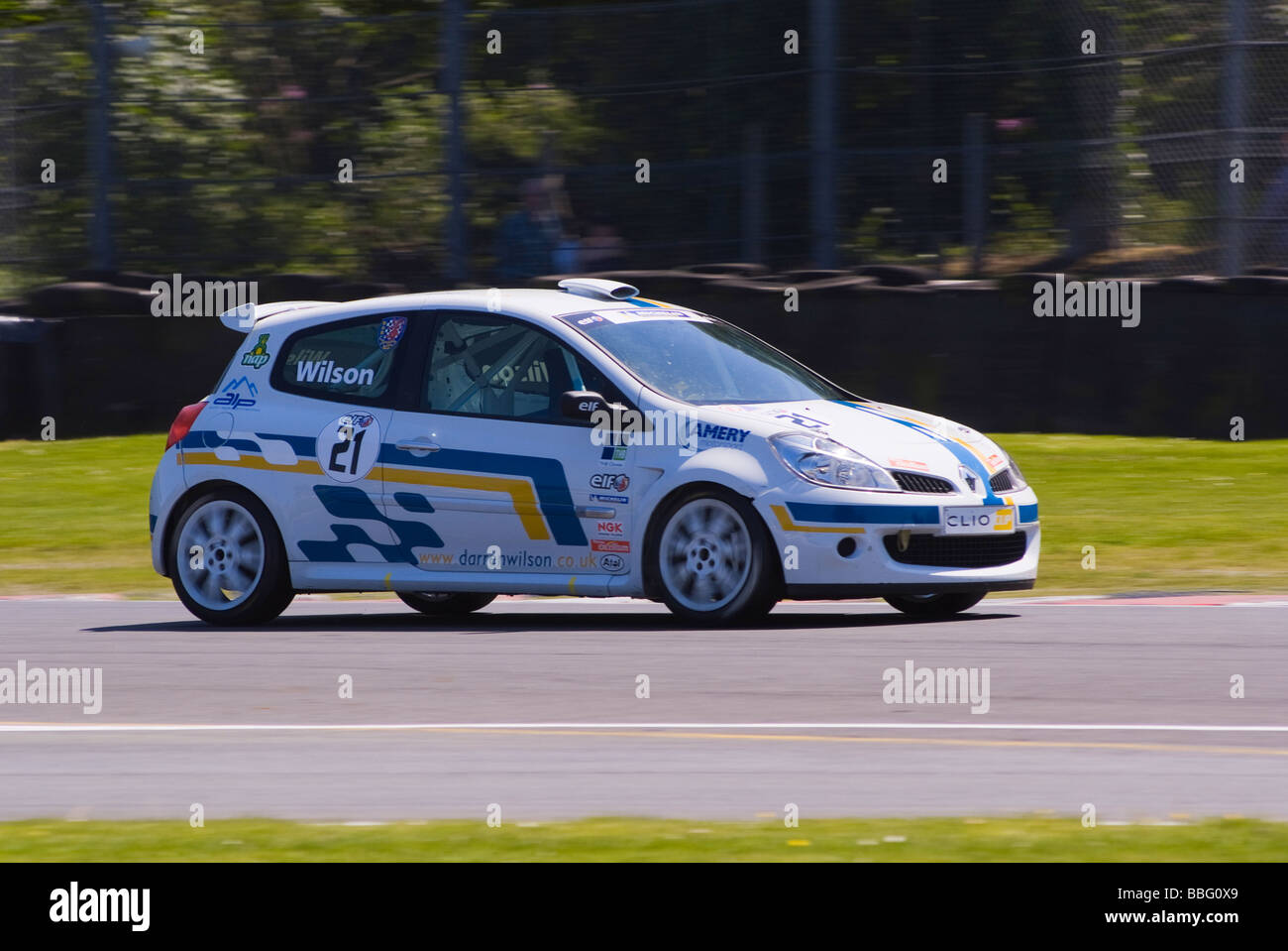 Renault Clio Rennwagen in Elf Renault Clio Cup in Oulton Park Motor Racing Circuit Cheshire England Vereinigtes Königreich Stockfoto
