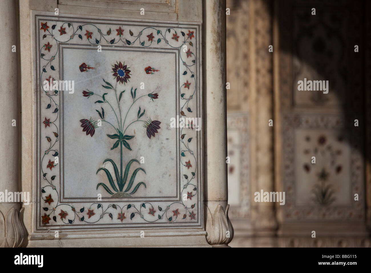 Marmor-Inlay Detail auf dem Diwan Khas im Roten Fort in Delhi Indien Stockfoto