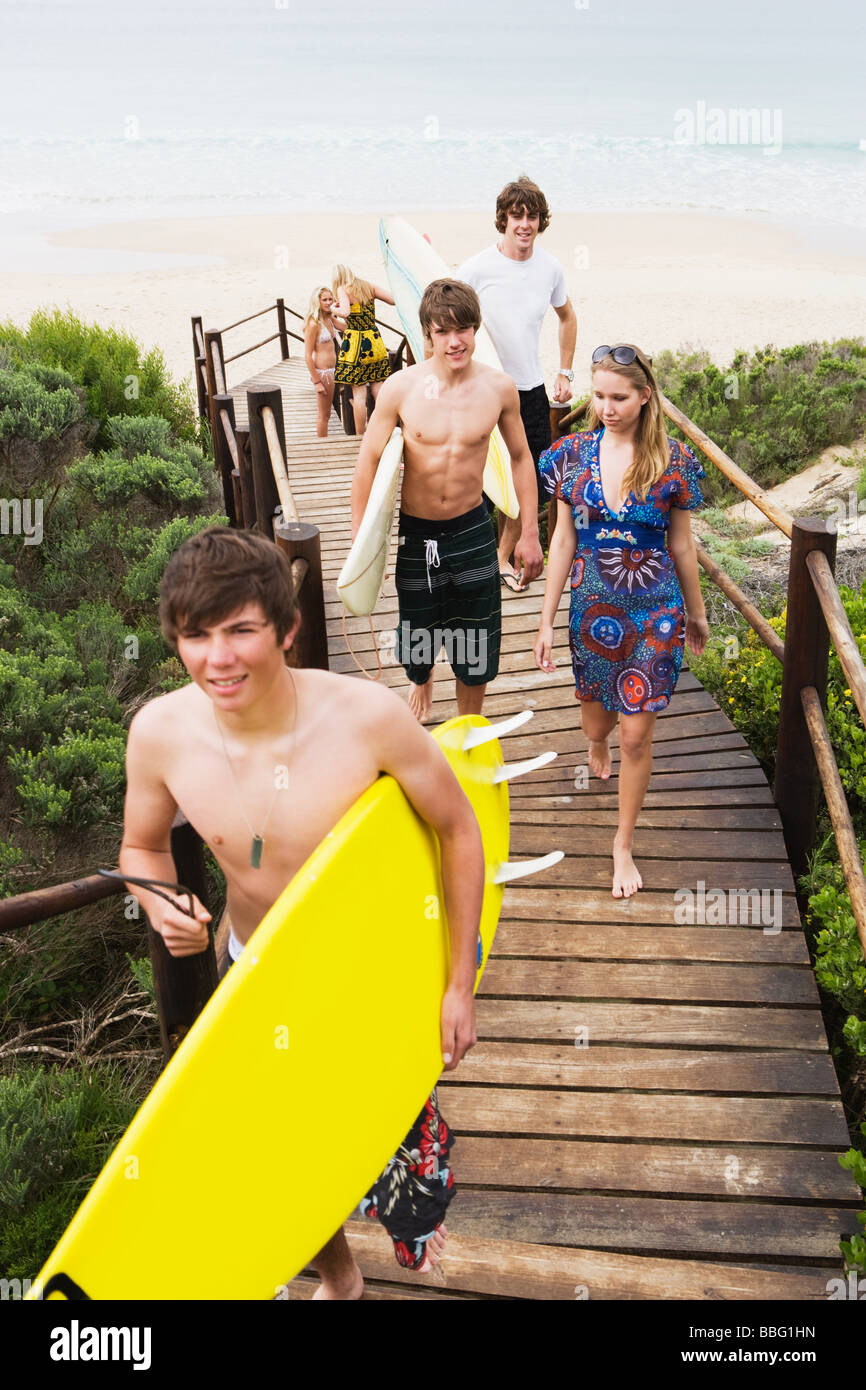 Surfer-Freunde an der Küste Stockfoto