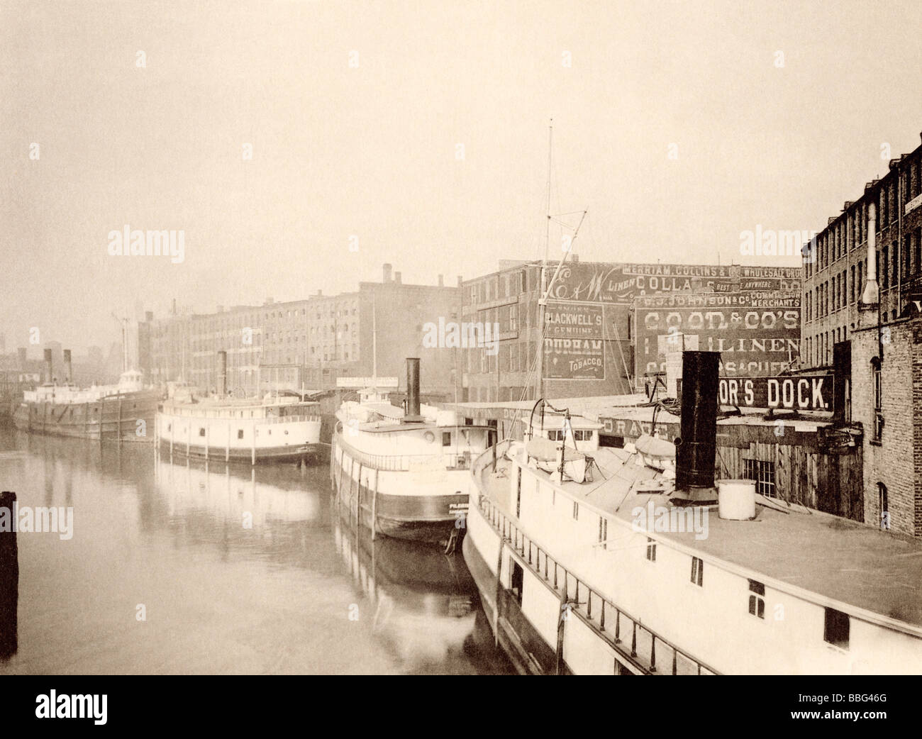 Docks entlang den Chicago River östlich von State Street Bridge 1890. Albertype (Foto) Stockfoto