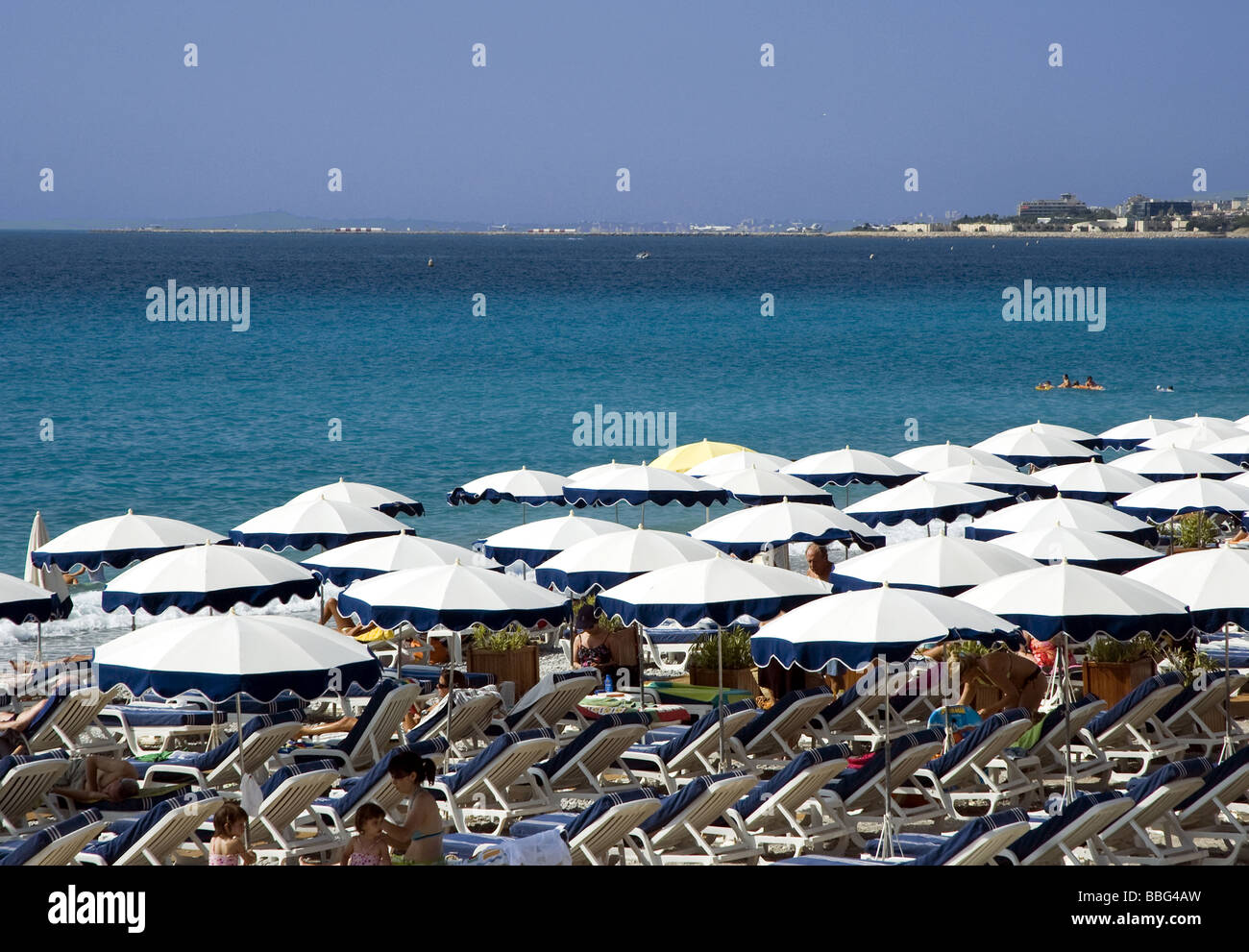 Strandkörbe & Sonnenschirme, schön Stockfoto