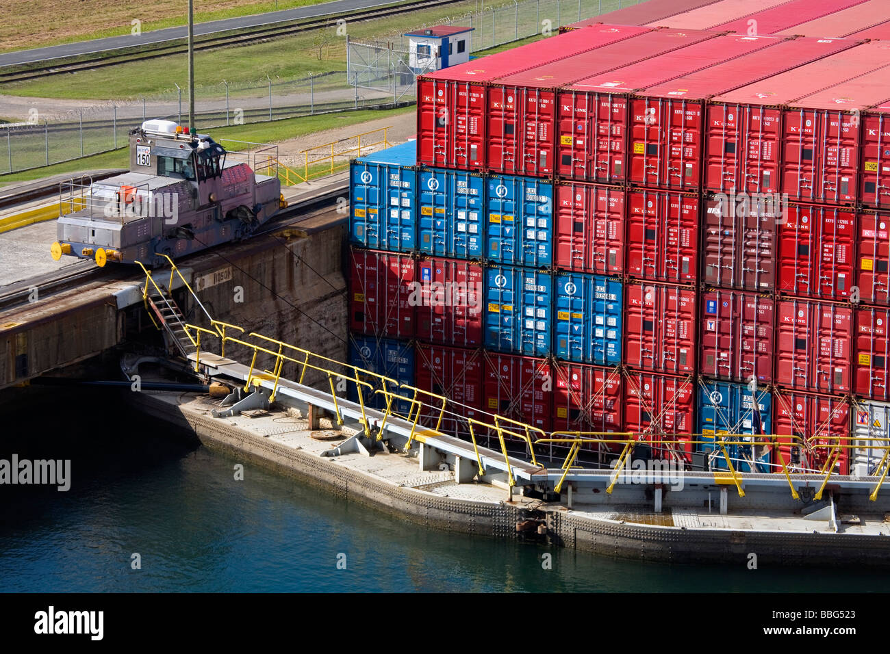 Gatun Schleusen, Panamakanal, Panama, Mittelamerika; Containerschiff im Schloss Stockfoto