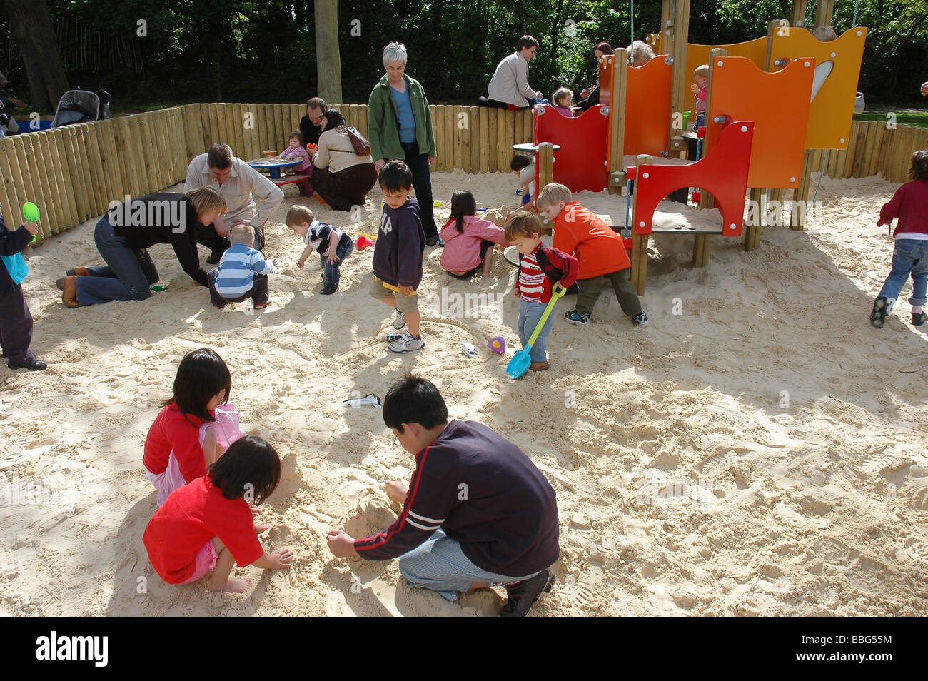 Familien spielen im Park Spielplatz Stockfoto