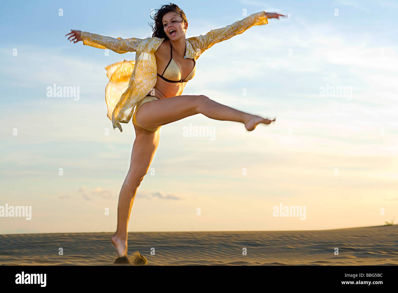 Aktive junge Frau am Strand Stockfoto