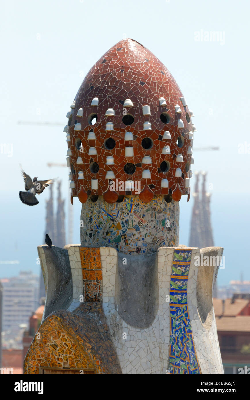Taube fliegt in Gaudi Turm, Park Güell, Barcelona Stockfoto