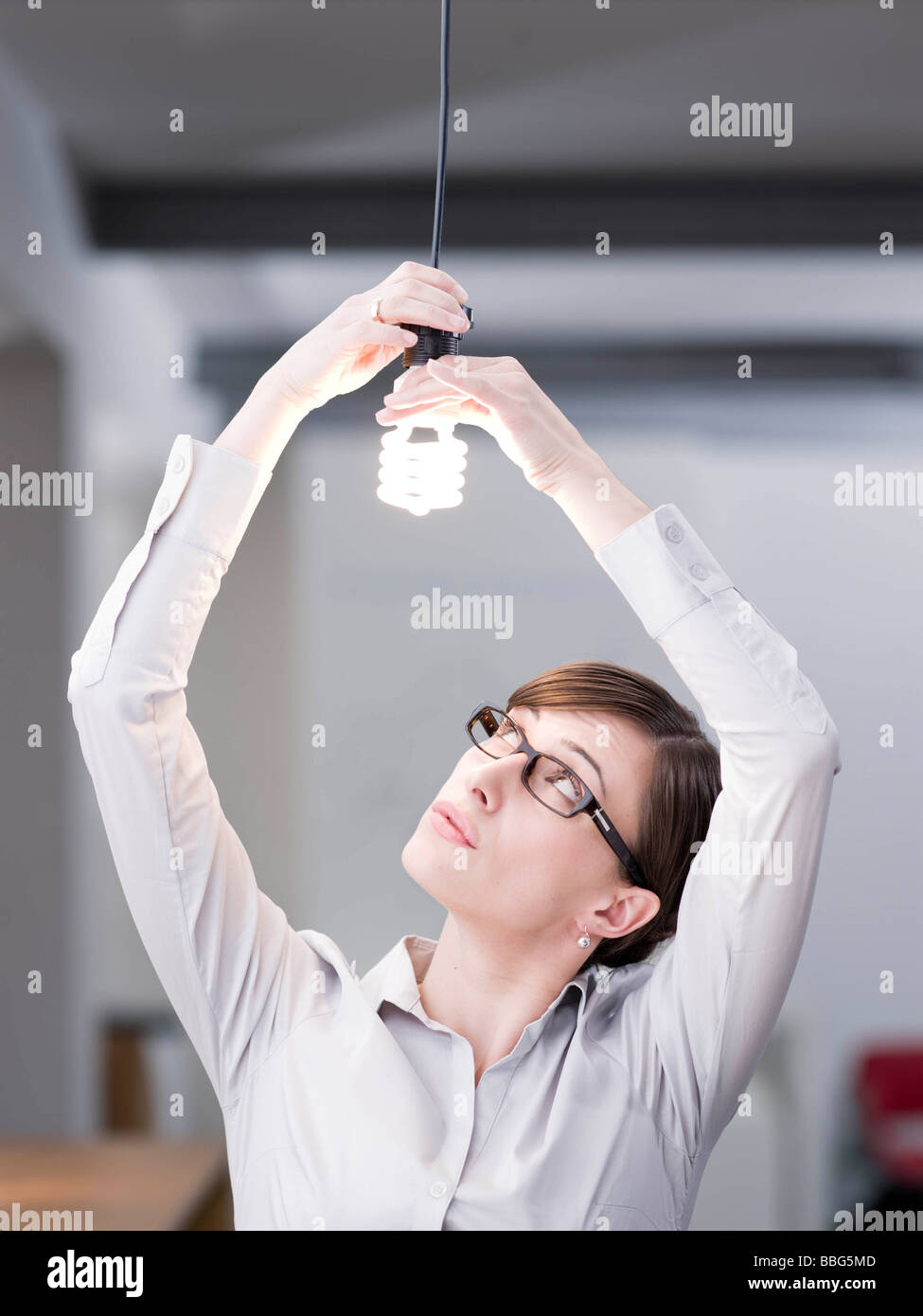 Frau eine Lampe betrachten Stockfoto