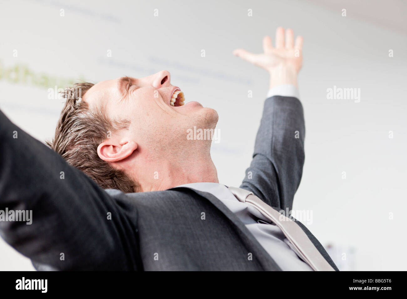 Mann seine Arme in Freude Stockfoto