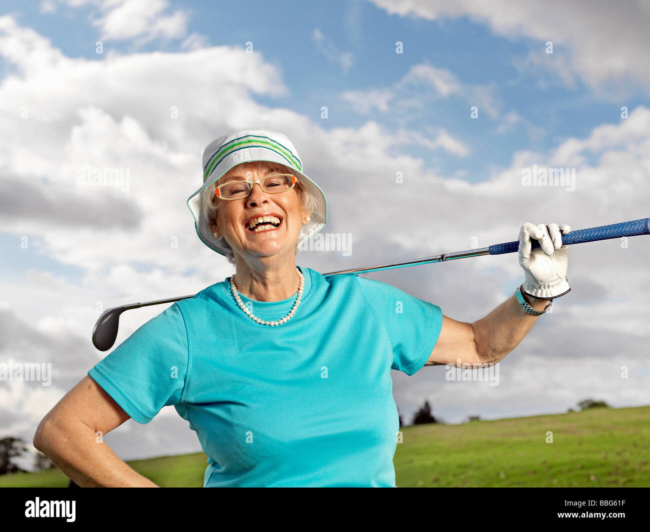 Reife Dame Golf spielen Stockfoto