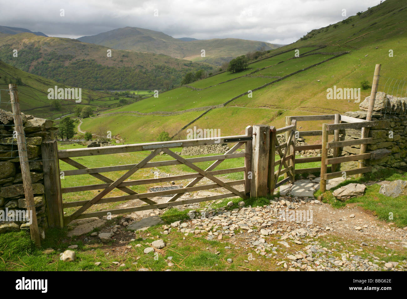 Gateway auf Maultierweg und Farm track in der Nähe von Hartsop Dorf, Lake District. Stockfoto