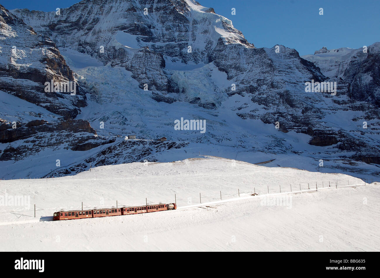 Zug Eisenbahn in Berge in den Schweizer Alpen in der Nähe von Grindelwald in der Schweiz Europa Stockfoto