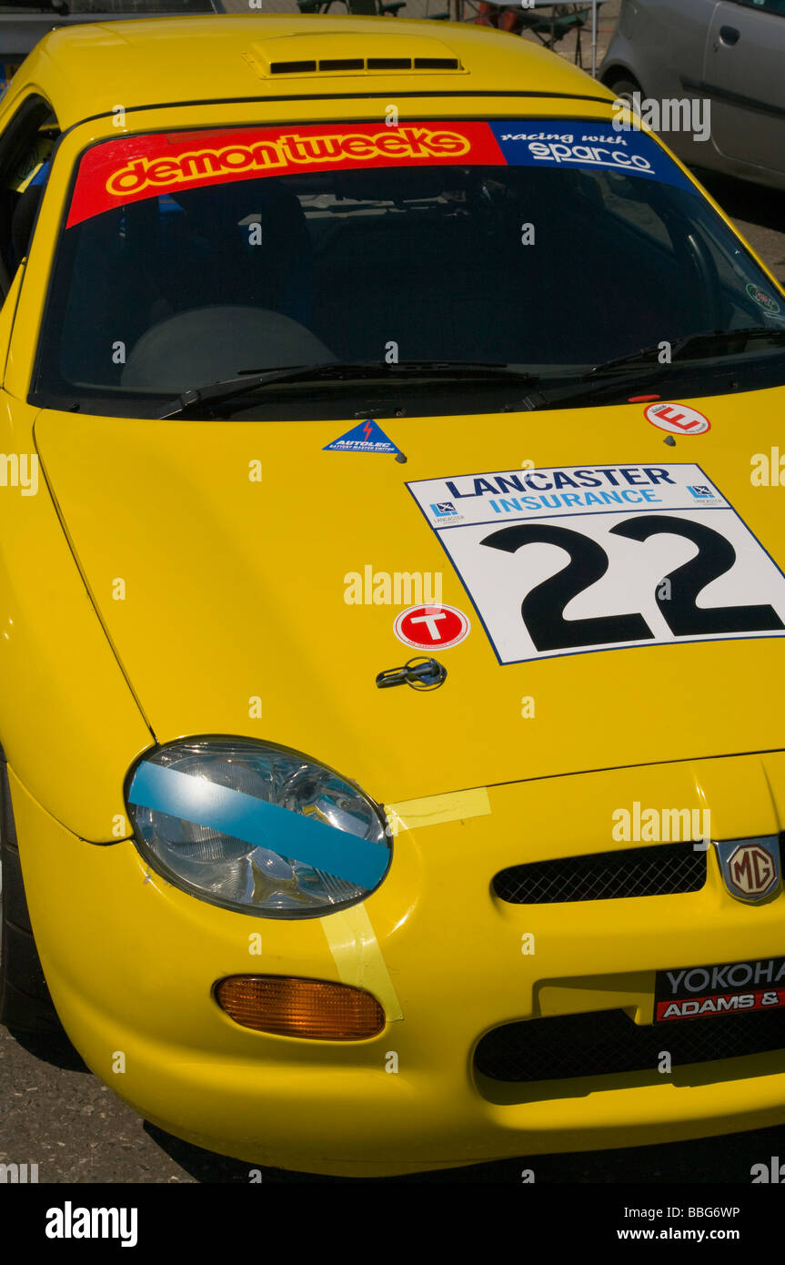 Eine gelbe MG F VVC im Fahrerlager in Brands Hatch Kent England Stockfoto