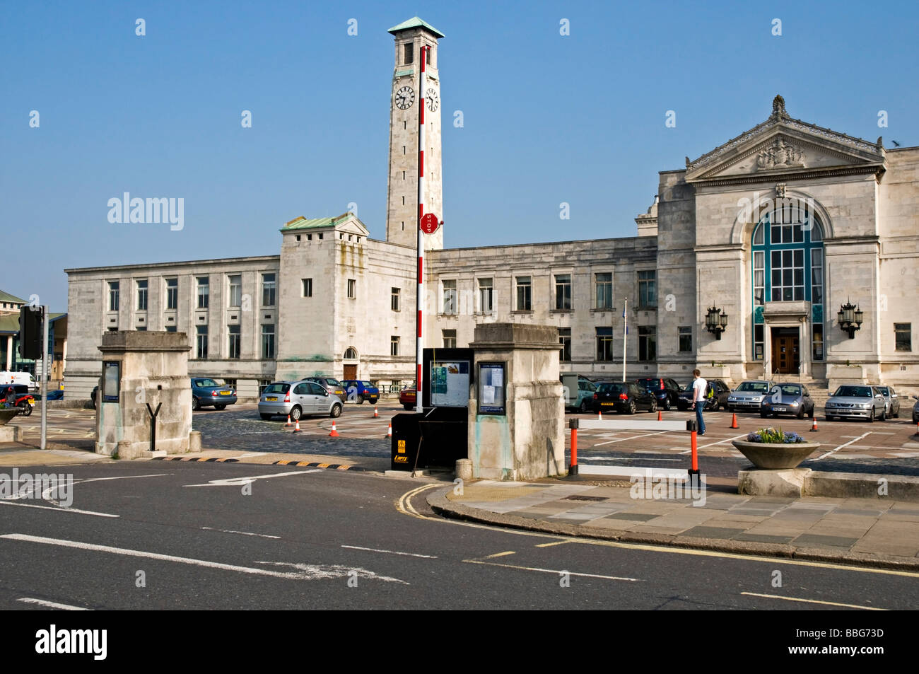 Der Clock Tower mit Blick auf den Eingang nach der Civic Centre Southampton Stockfoto