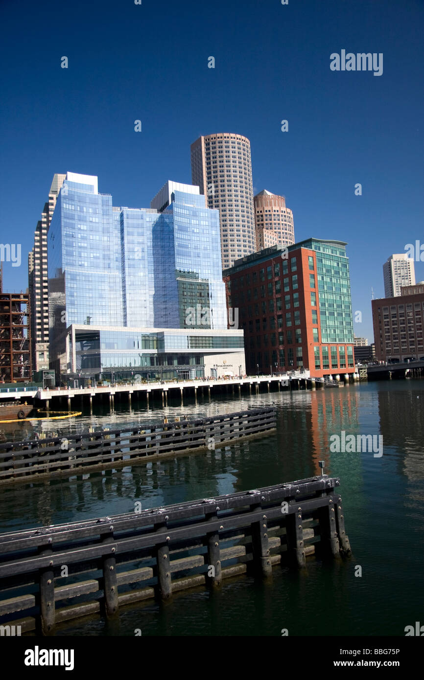 Inner Harbor City Skyline von Boston über Fort Point Channel genommen Stockfoto