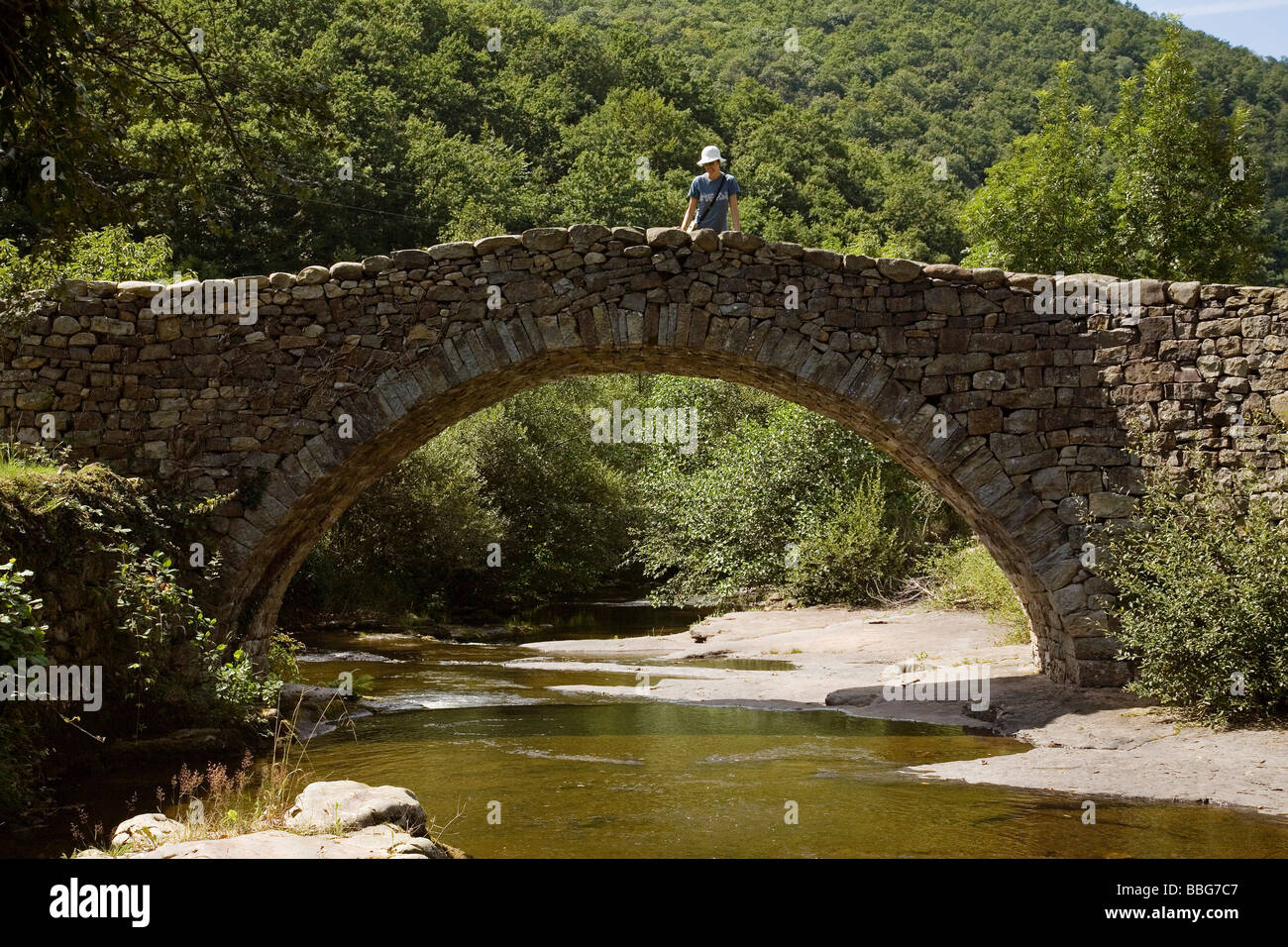 Puente Sobre el Rio Pas Cantabria España Brücke über den Fluss Pas Kantabrien Spanien Stockfoto