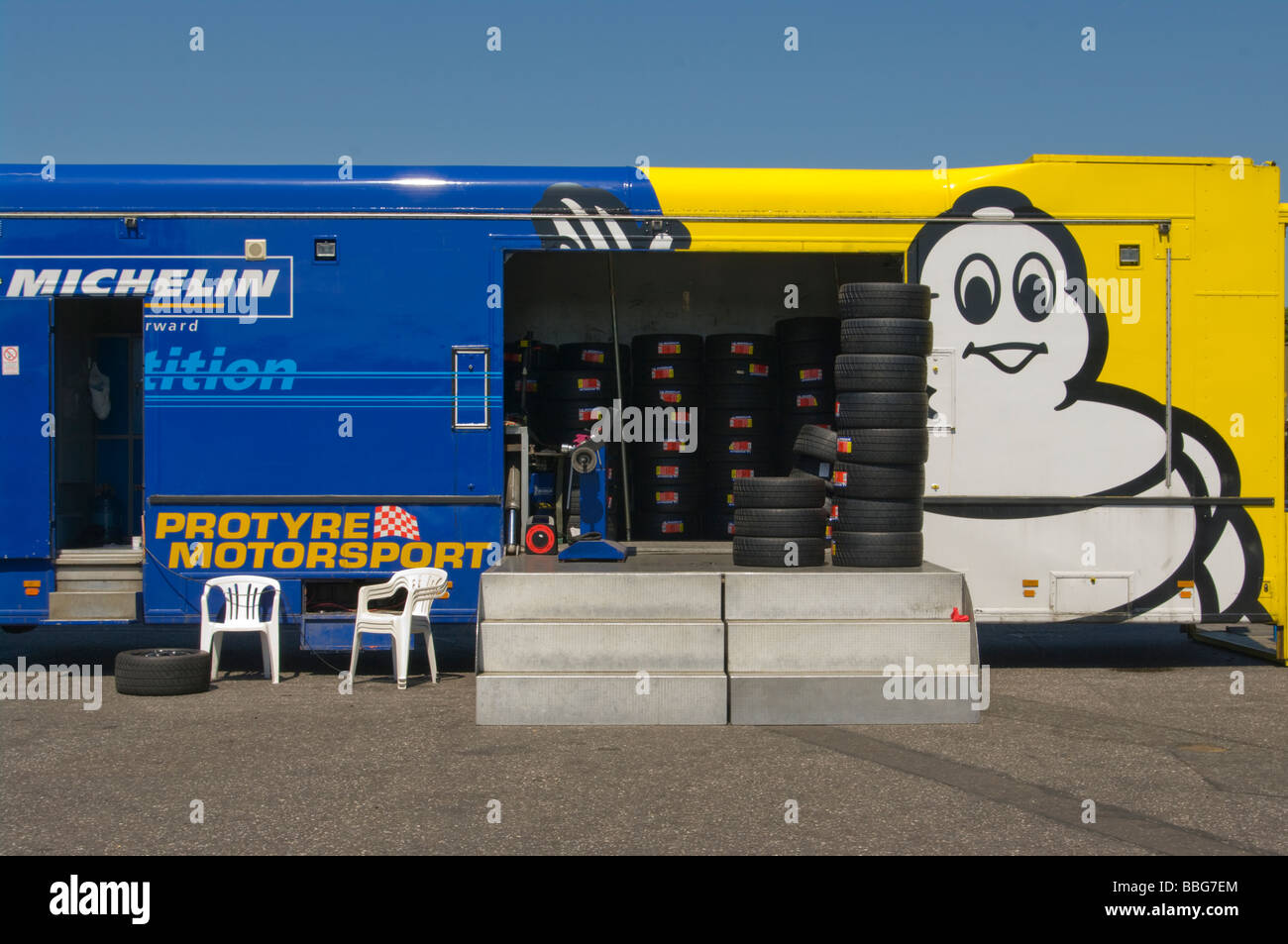 Michelin Reifen Lieferung LKW im Fahrerlager in Brands Hatch Kent England Stockfoto